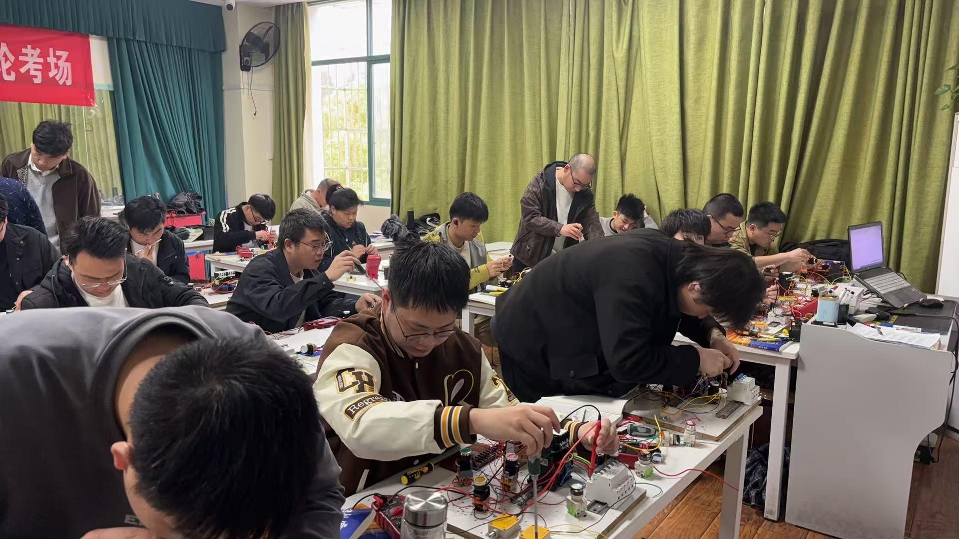湖北万通职业培训学校学员实操