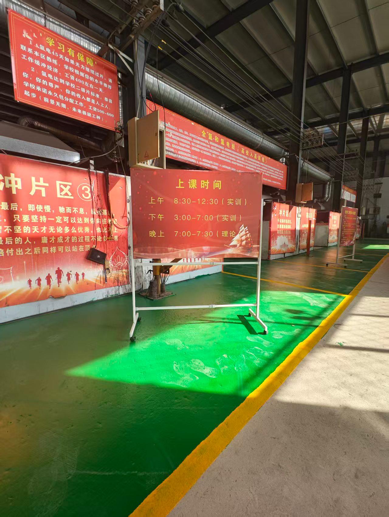 学员焊接训练场景