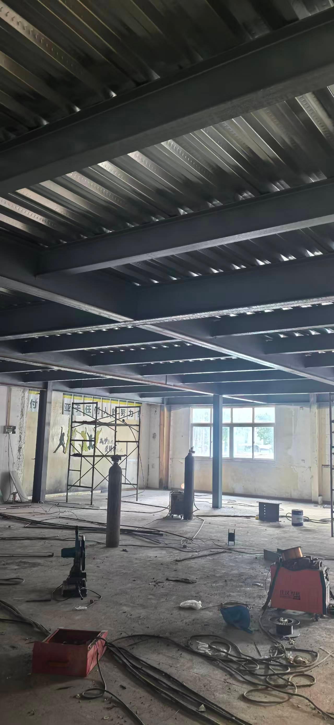 武汉锐贤钢结构隔层施工现场