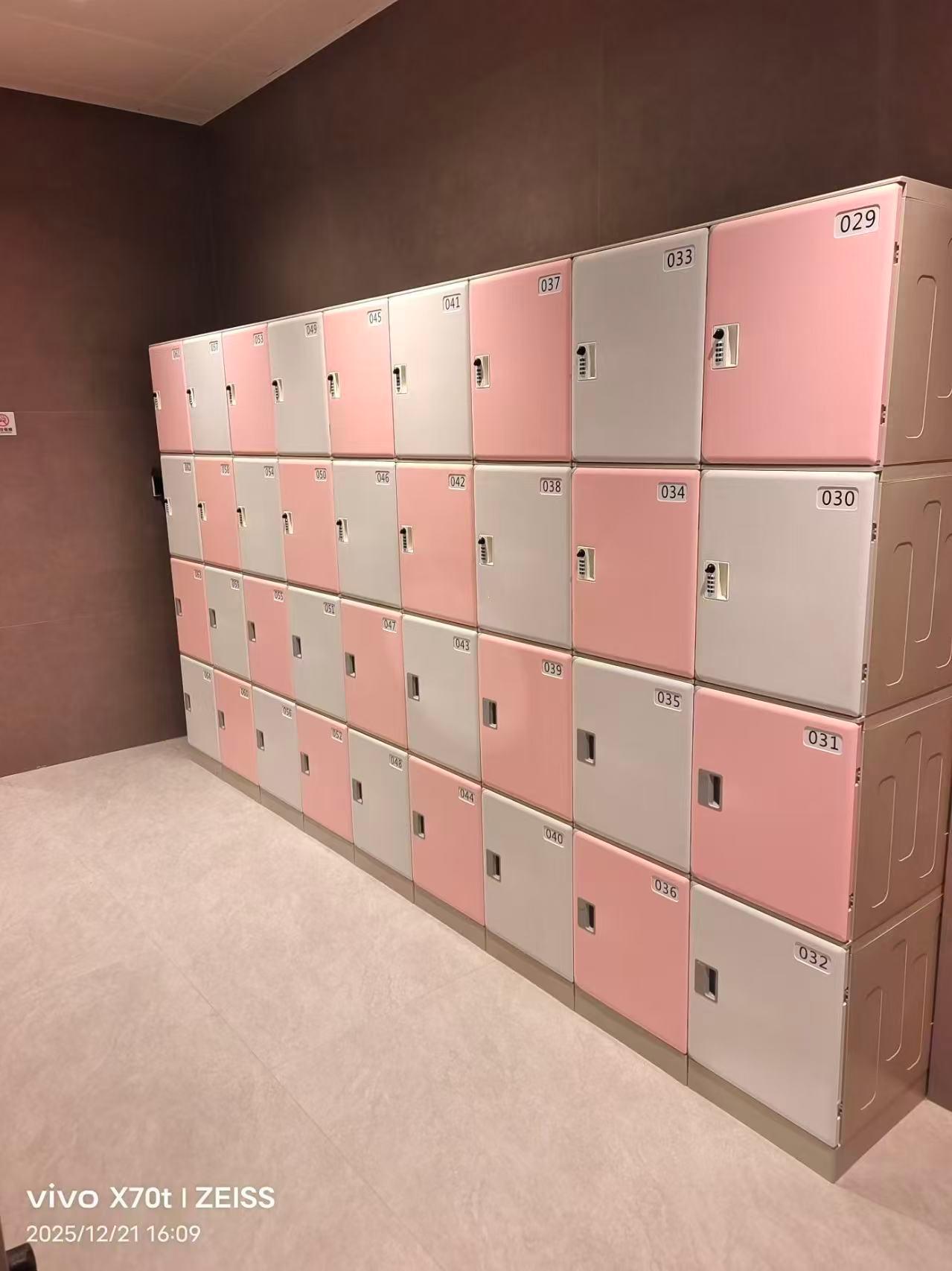 上海趣方材料科技ABS更衣柜产品1