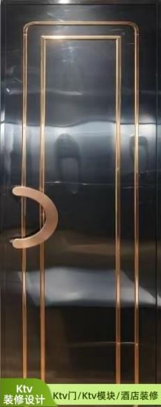 质检人员正在检测门体牢固度