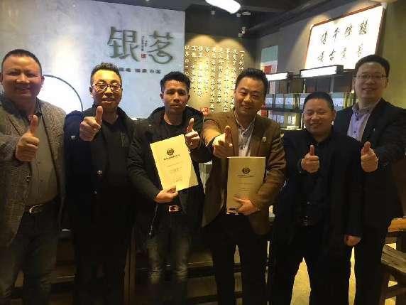 溢德美食客用餐场景
