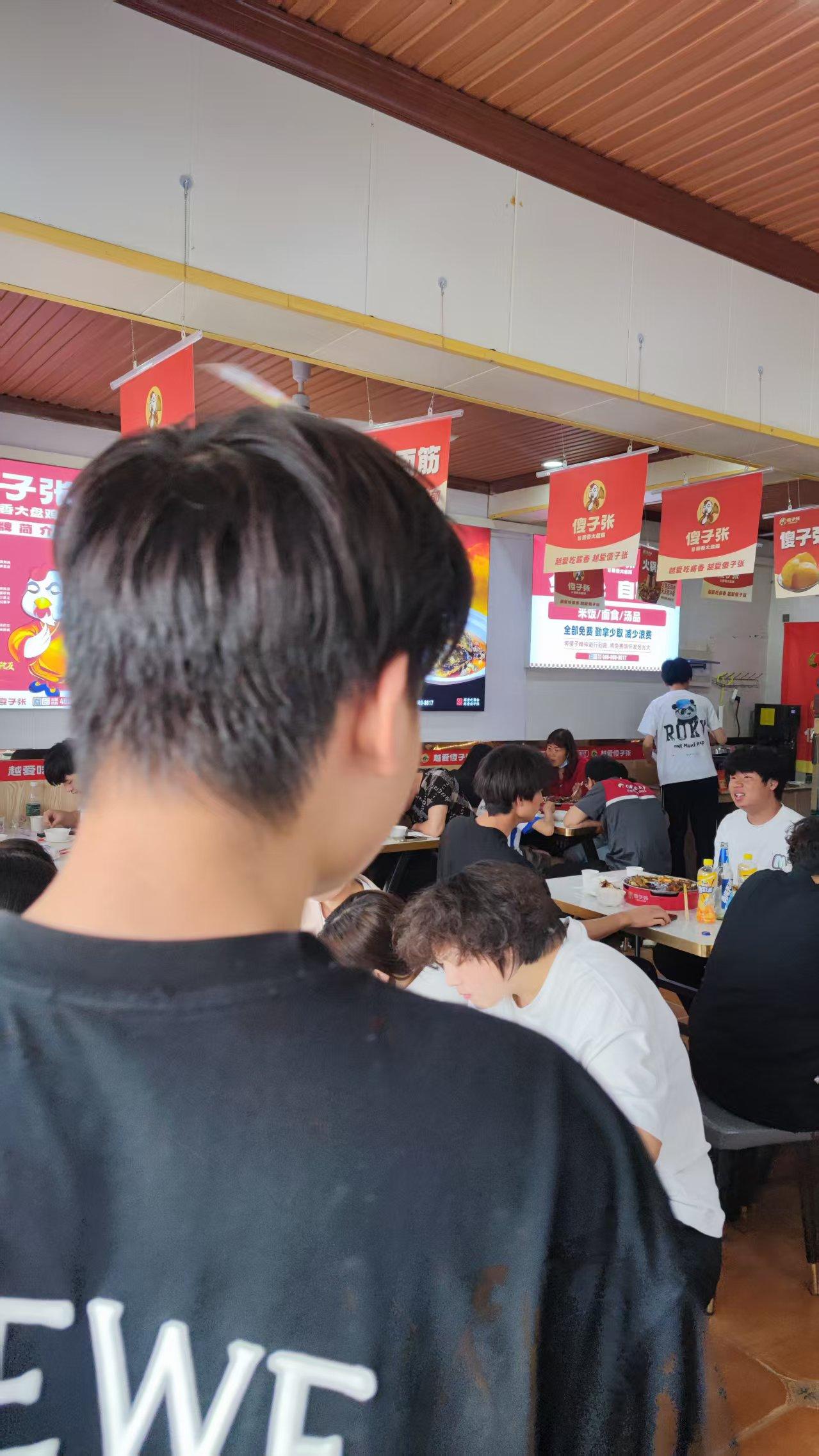 傻子张大盘鸡门店形象