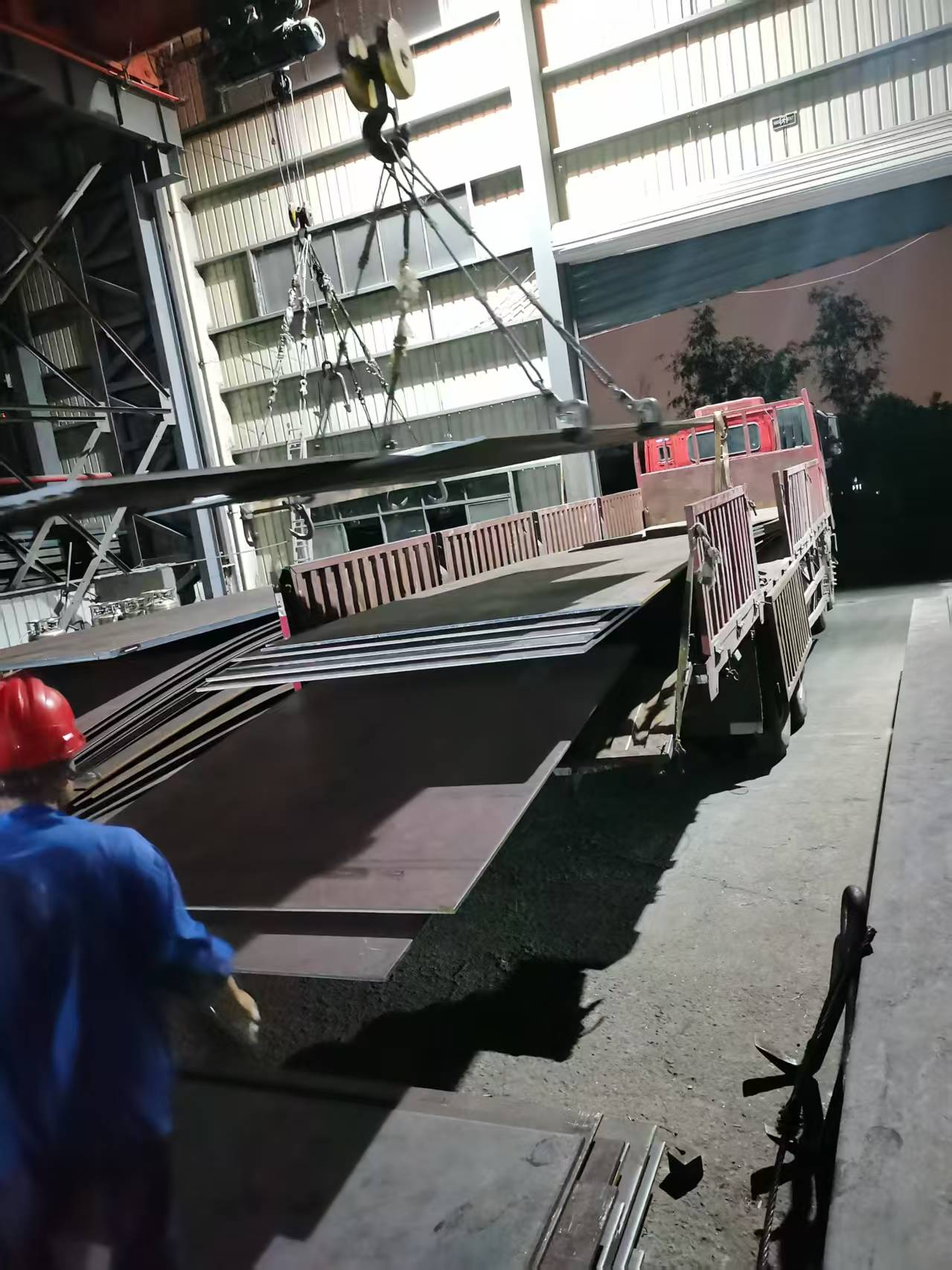 重庆九安金属材料有限公司钢板切割加工现场