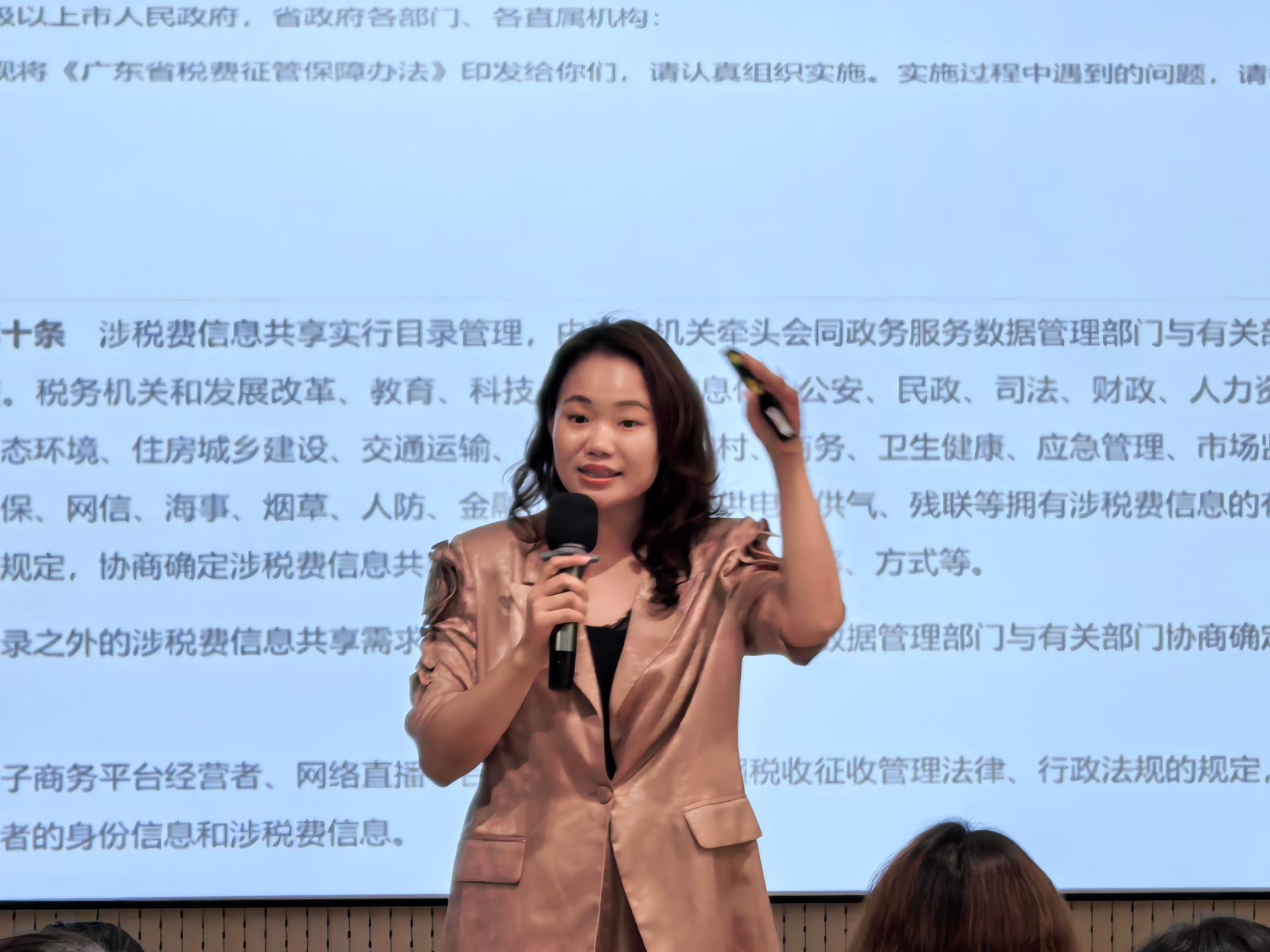 中庸财务客户服务现场