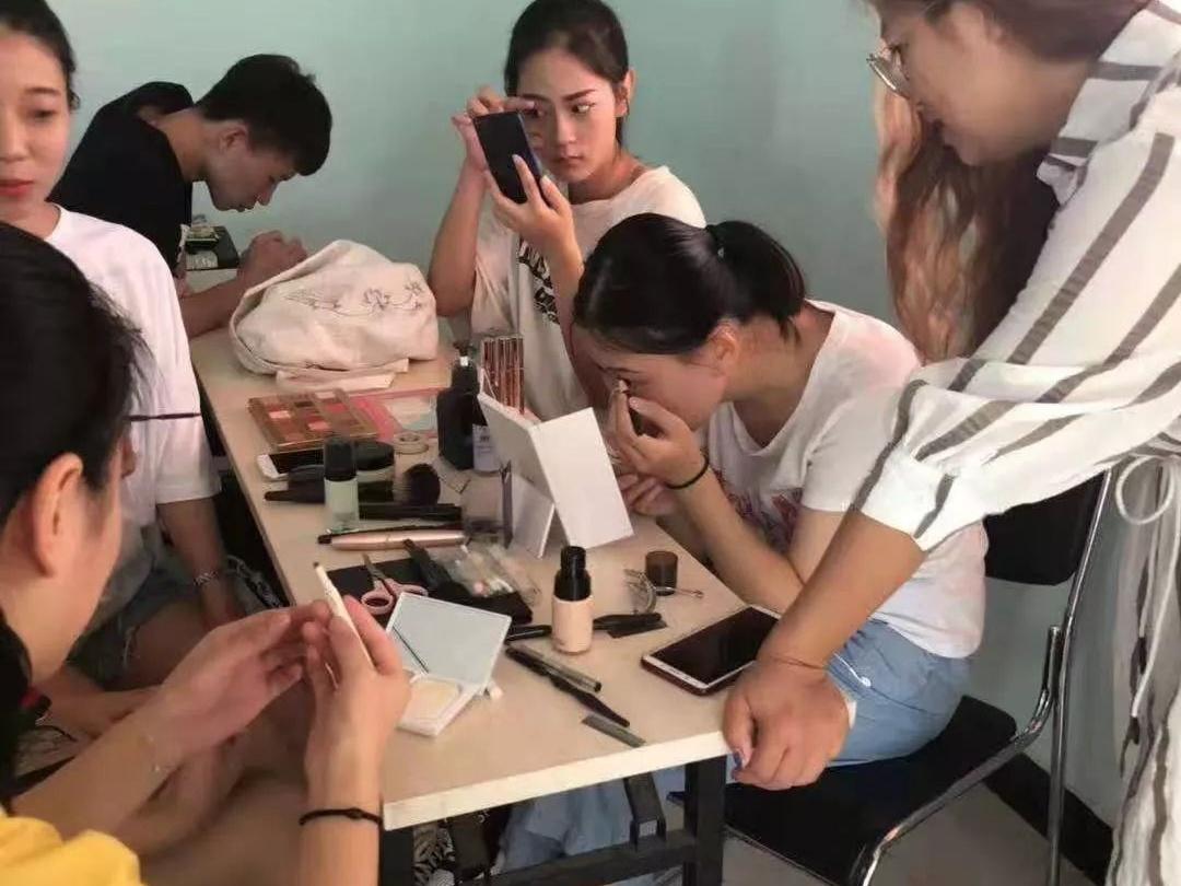 中艺广播影视培训学校 - 播音主持实训教室
