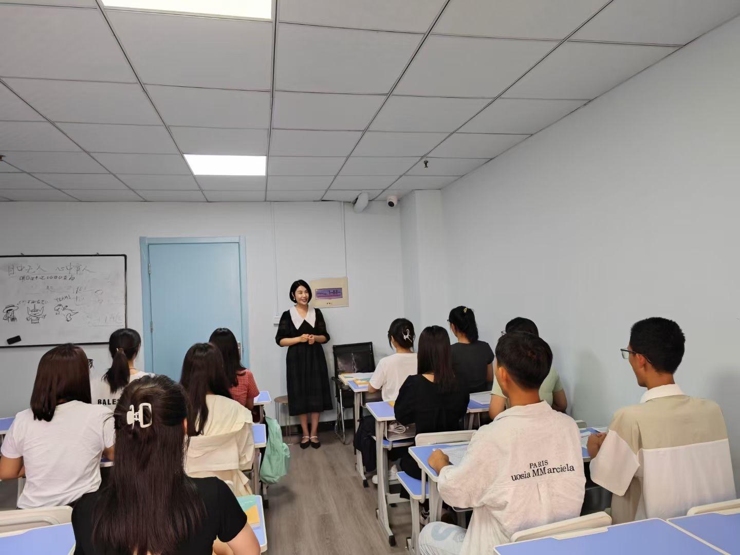 中艺广播影视培训学校 - 录音室设备实拍