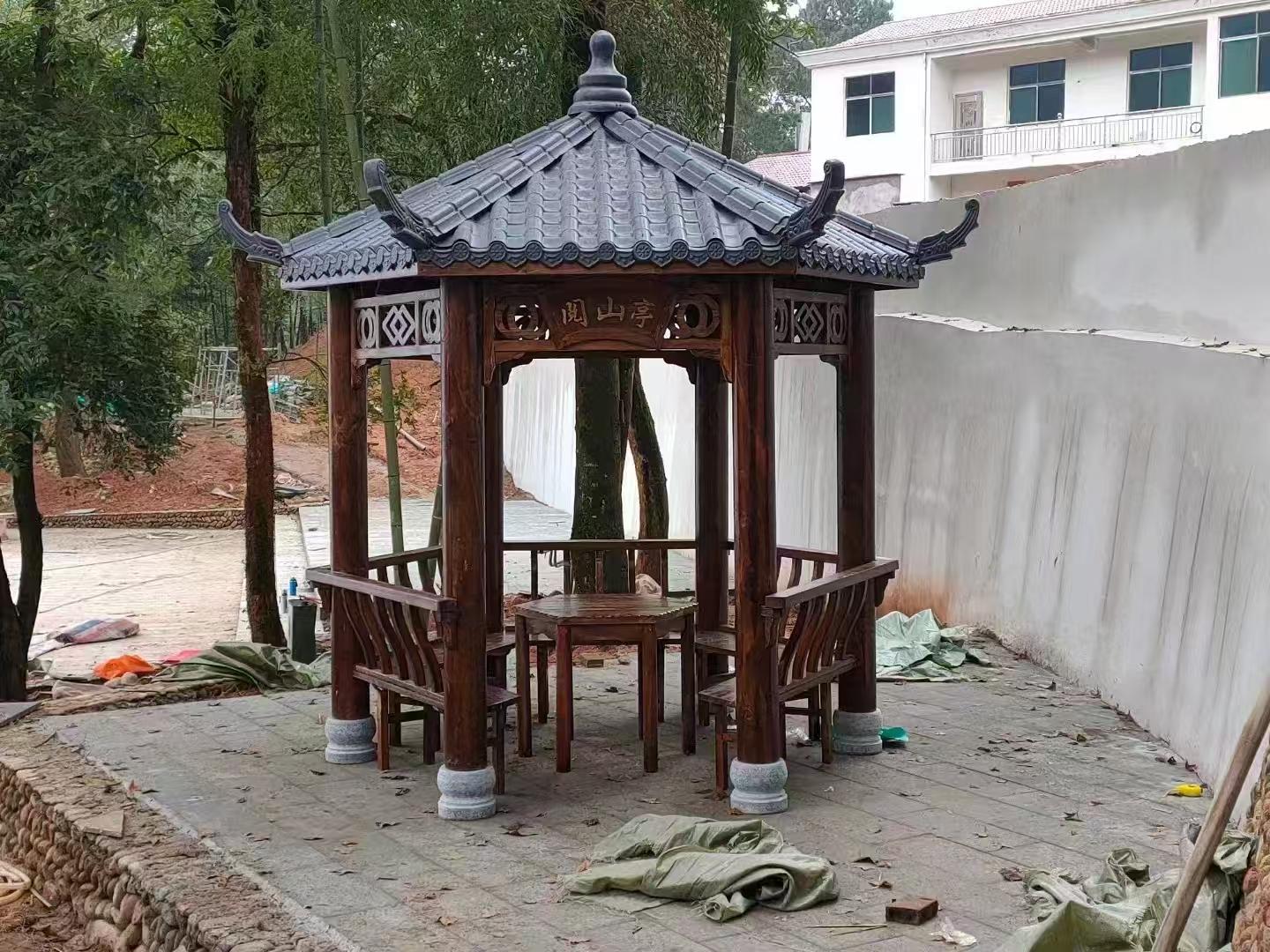 南城鸿鼎-碳化木凉亭加工现场