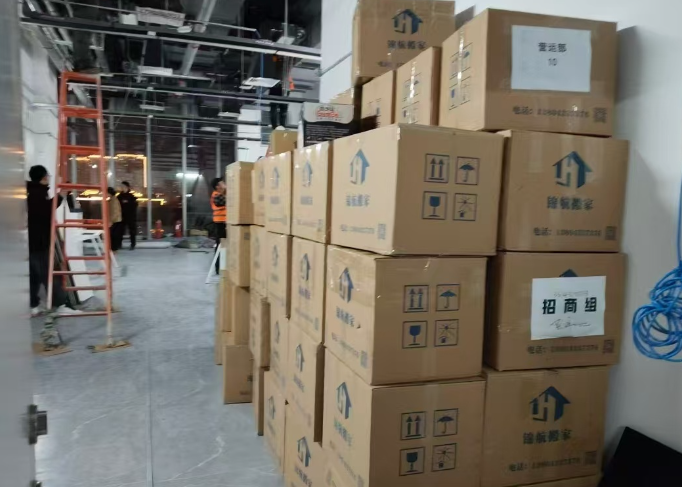 大连柏鑫搬运服务有限公司团队及车辆