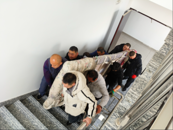 大连柏鑫搬运服务团队拆装作业场景