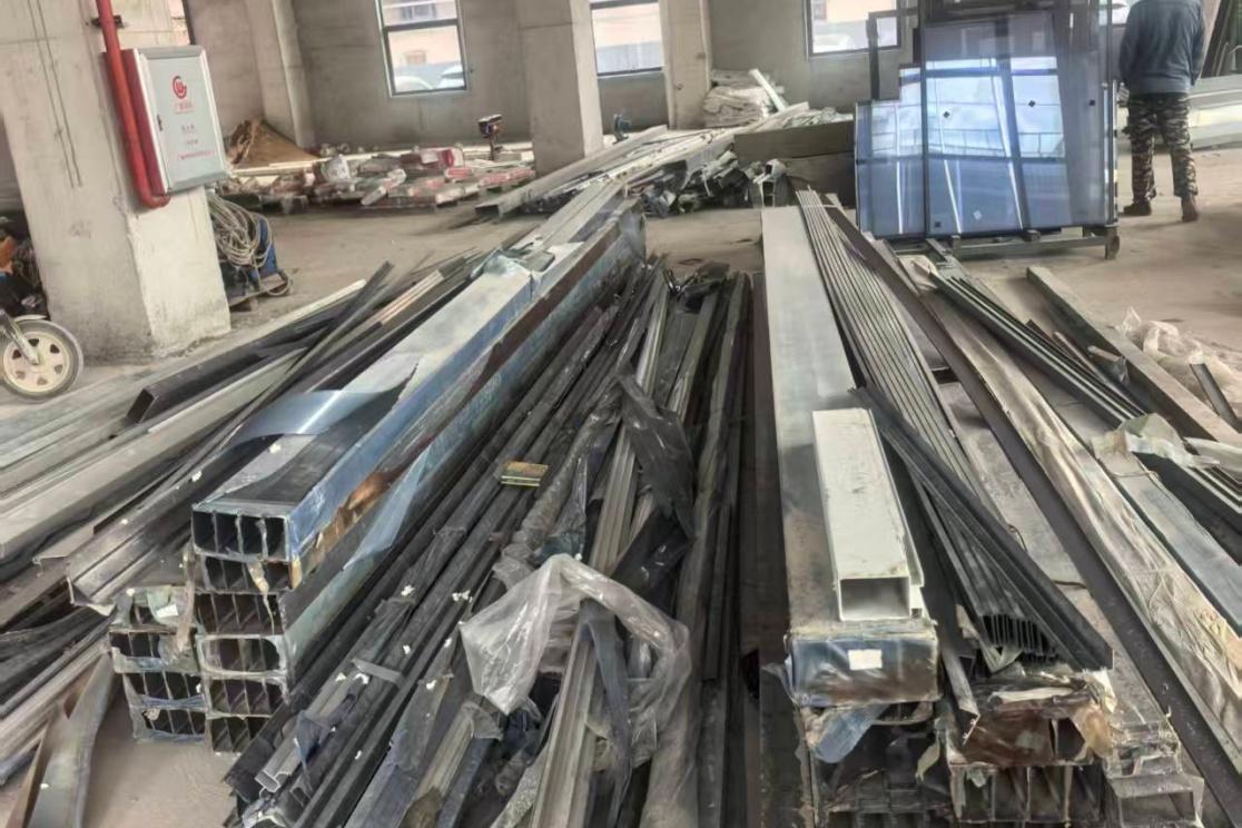 废铝回收分拣加工现场