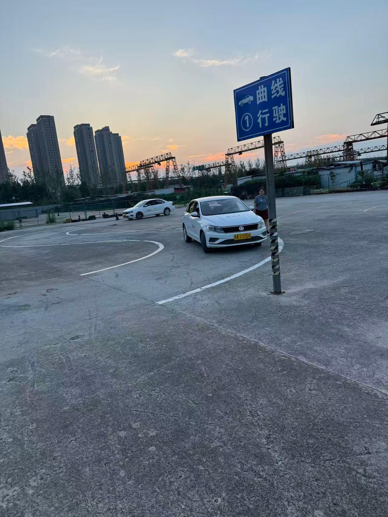安达驾校训练场景