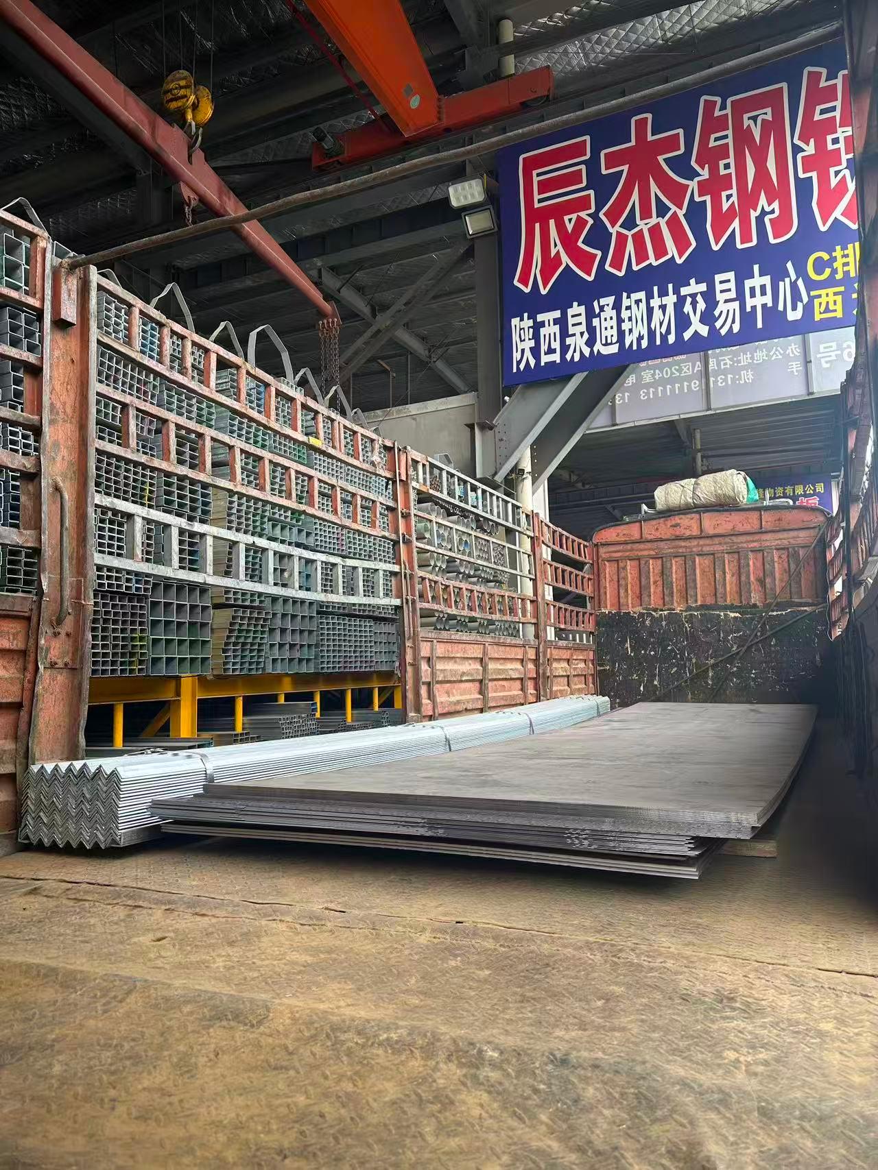 陕西辰杰钢铁配送车队