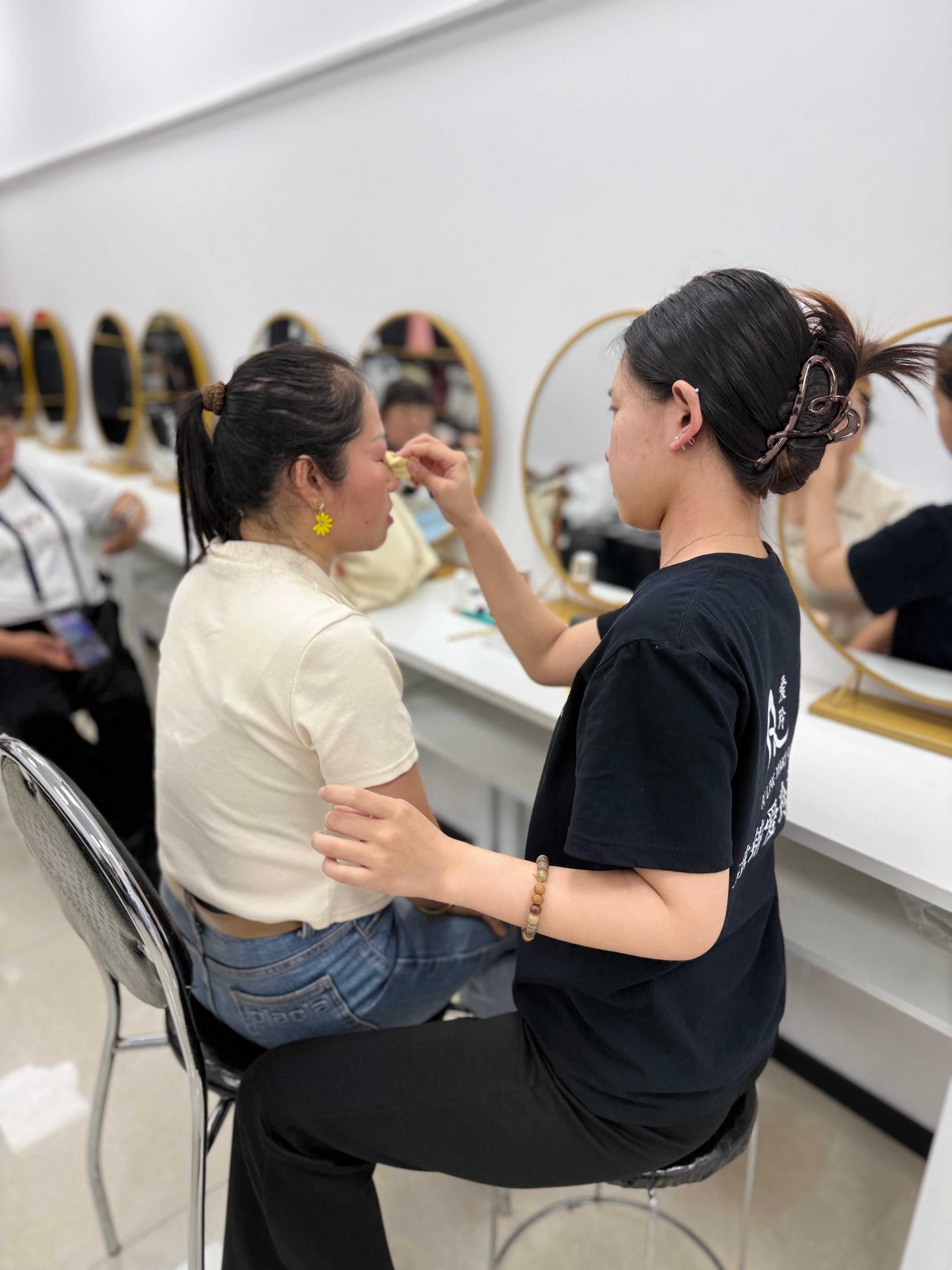 盘锦爱玲化妆学校教学场景