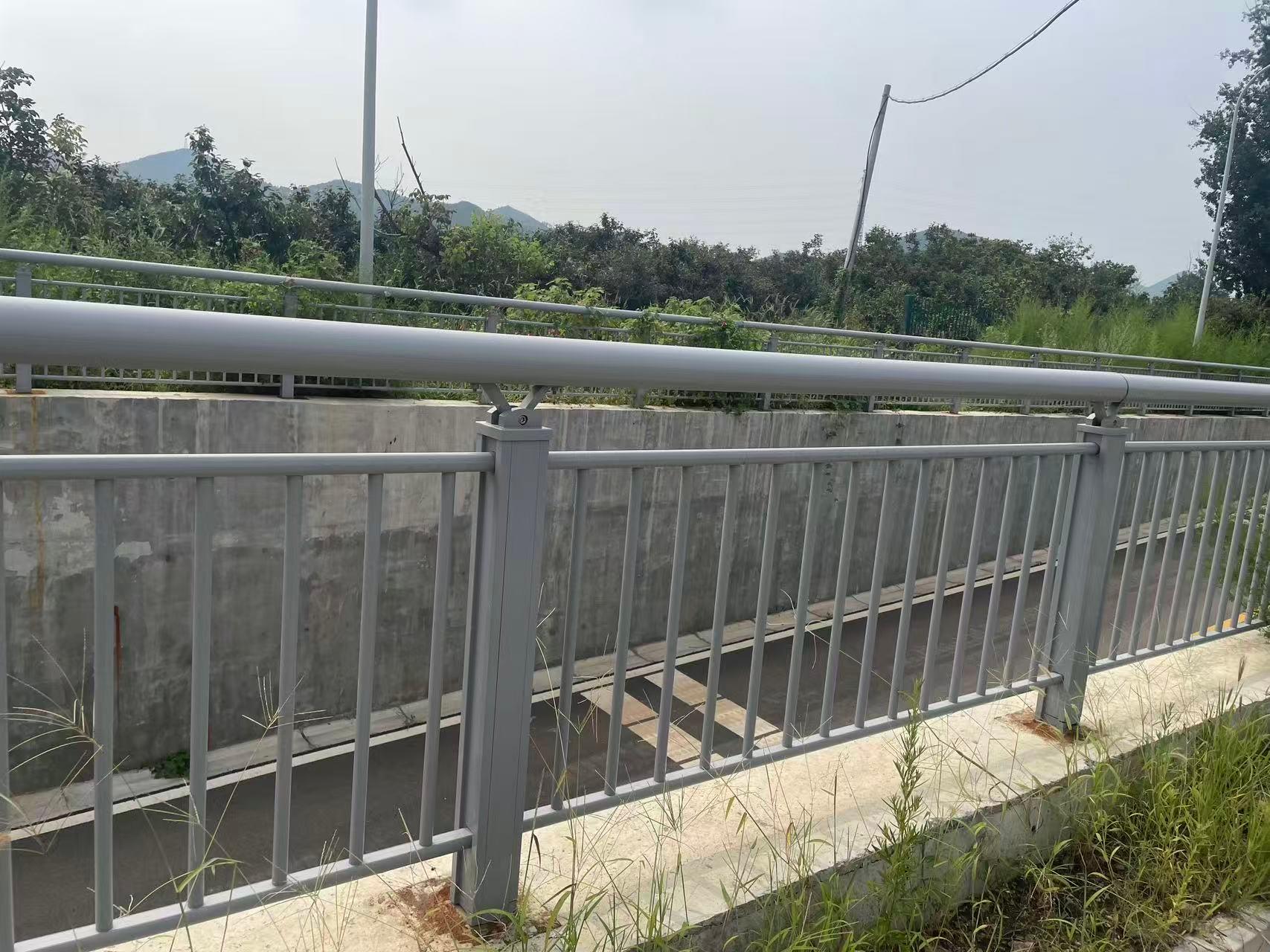 桥梁护栏实景图