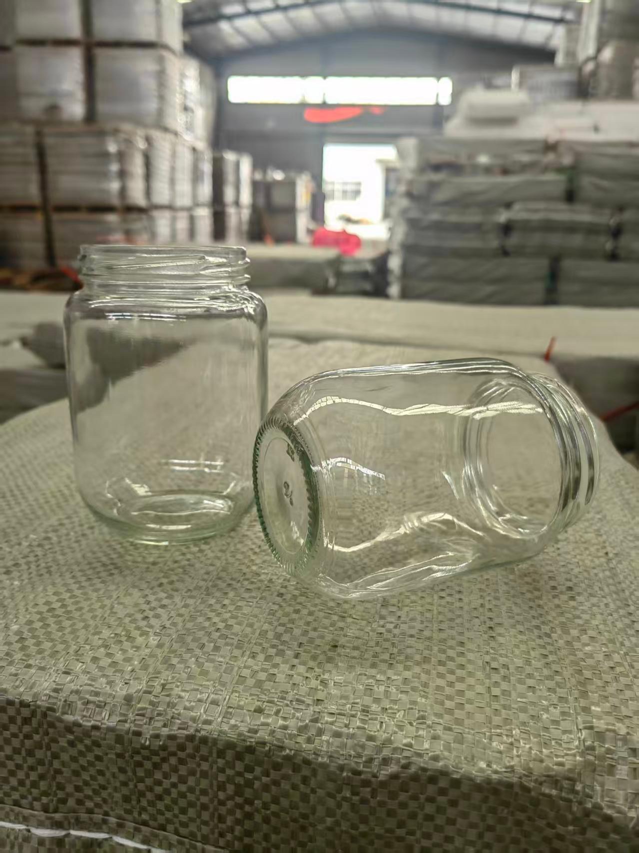 酱菜瓶成品码放