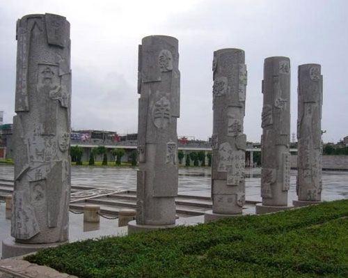古建筑盘龙云柱
