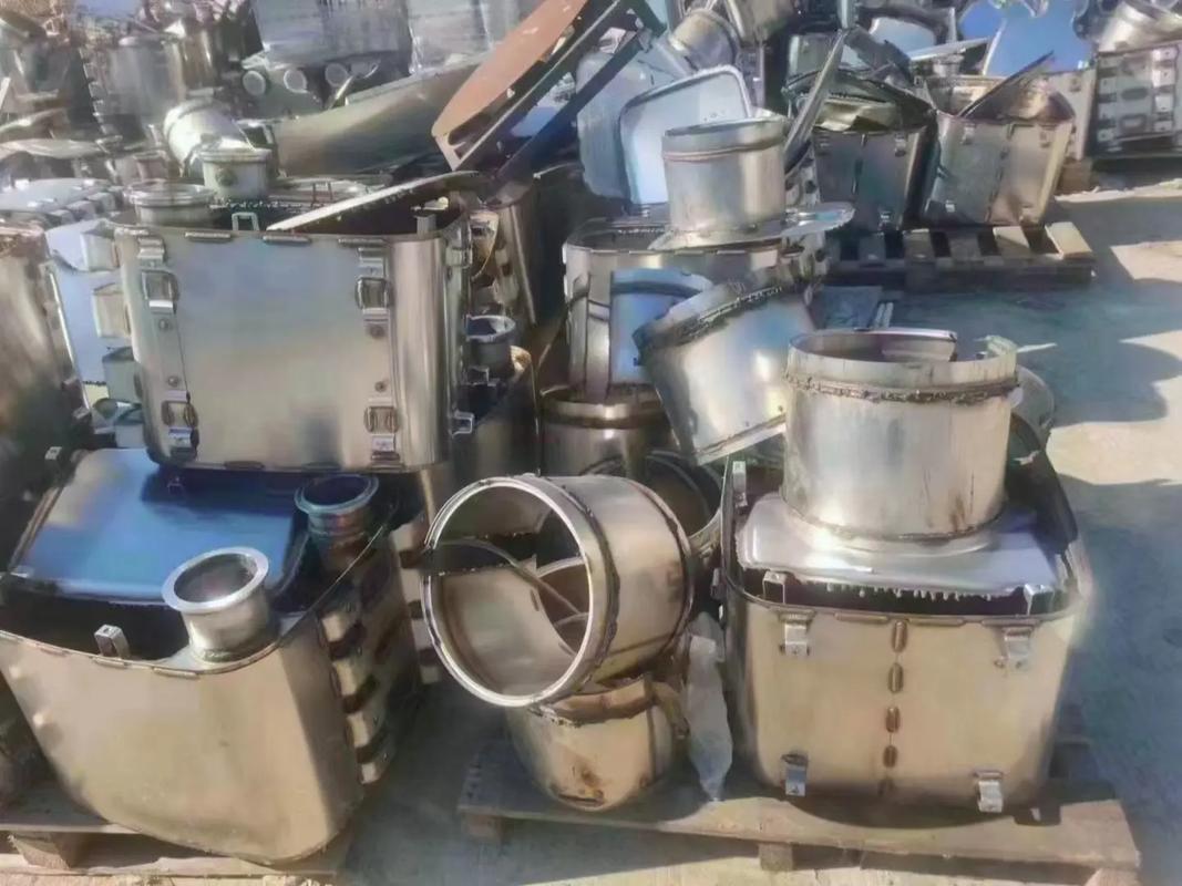 拉萨军发废旧金属分拣作业