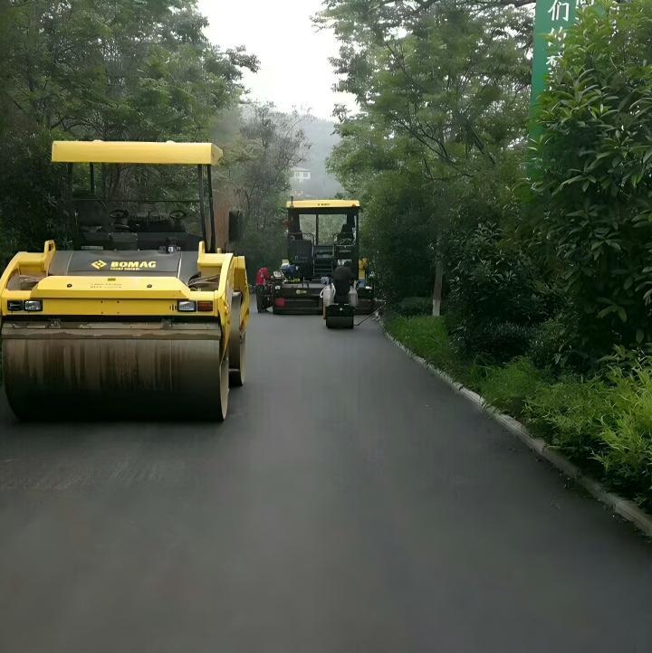 沥青路面摊铺工地