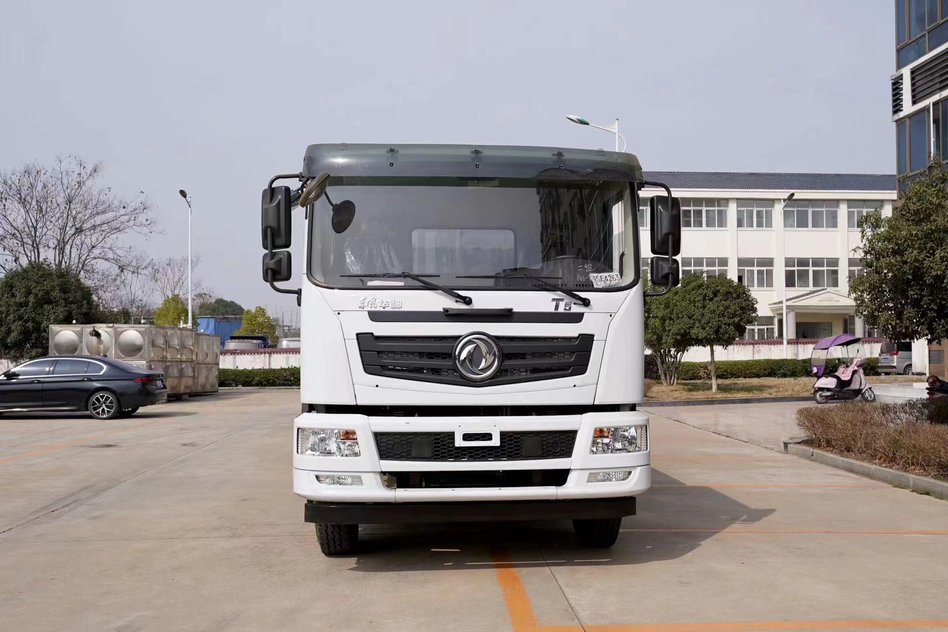 洒水车作业实拍