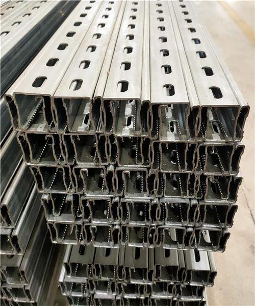 钢结构支撑系统与金属冲压件加工现场