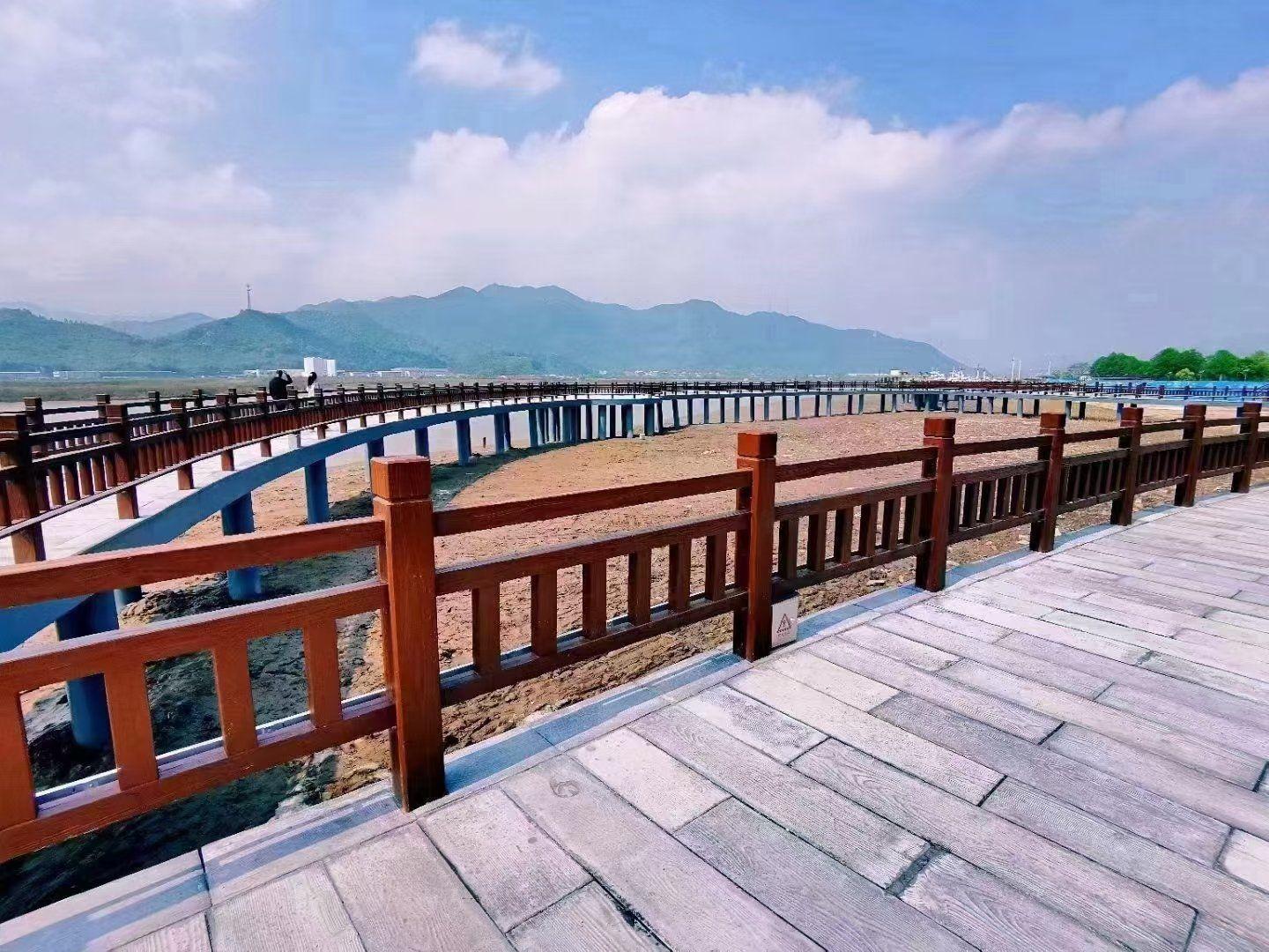 仿木护栏施工现场图