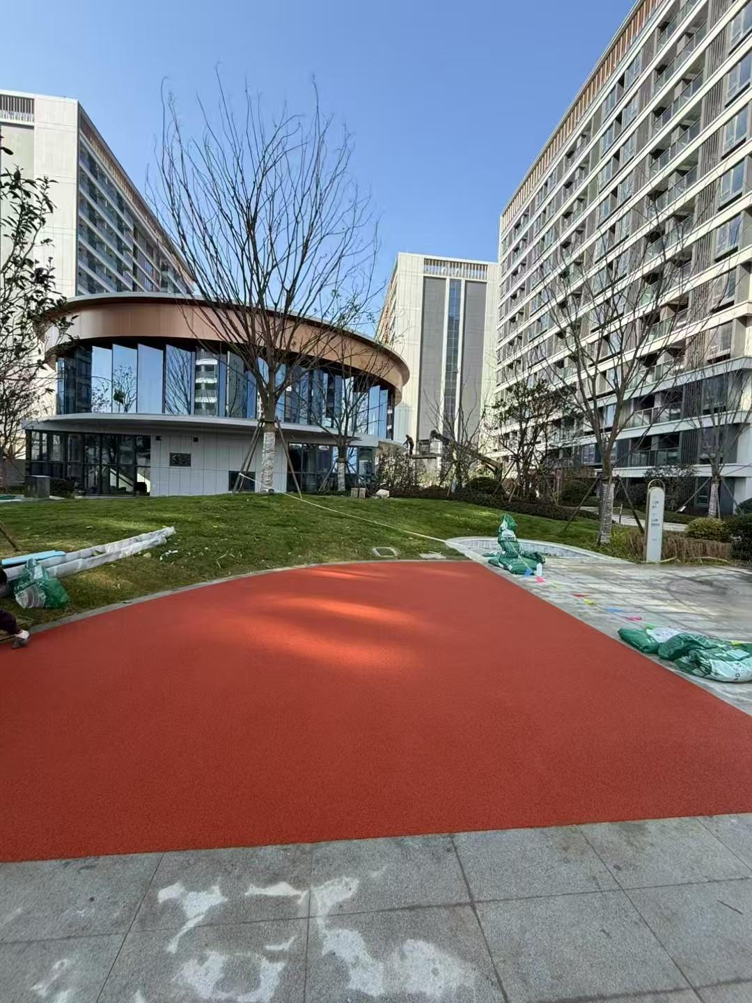 运动跑道施工场景