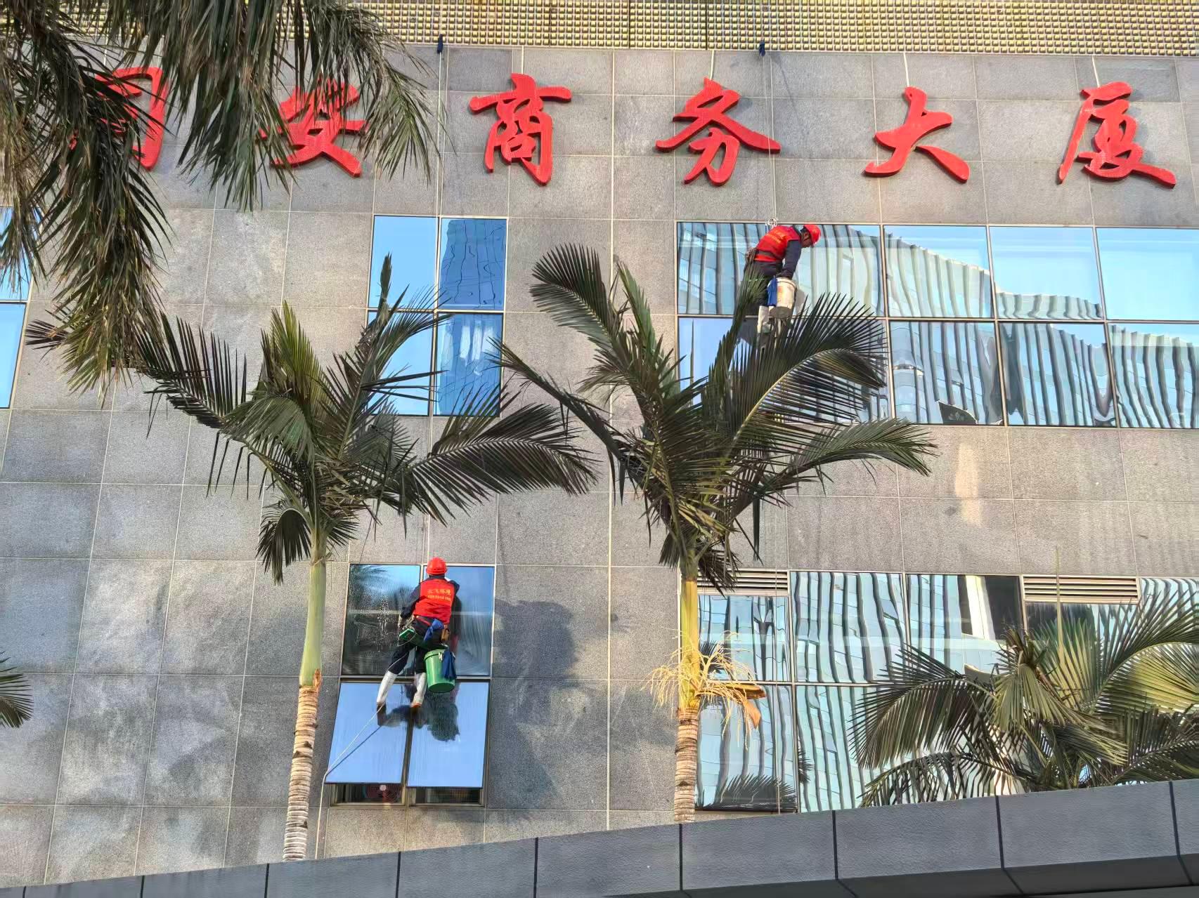 厦门云飞环境服务有限公司高空清洗作业现场