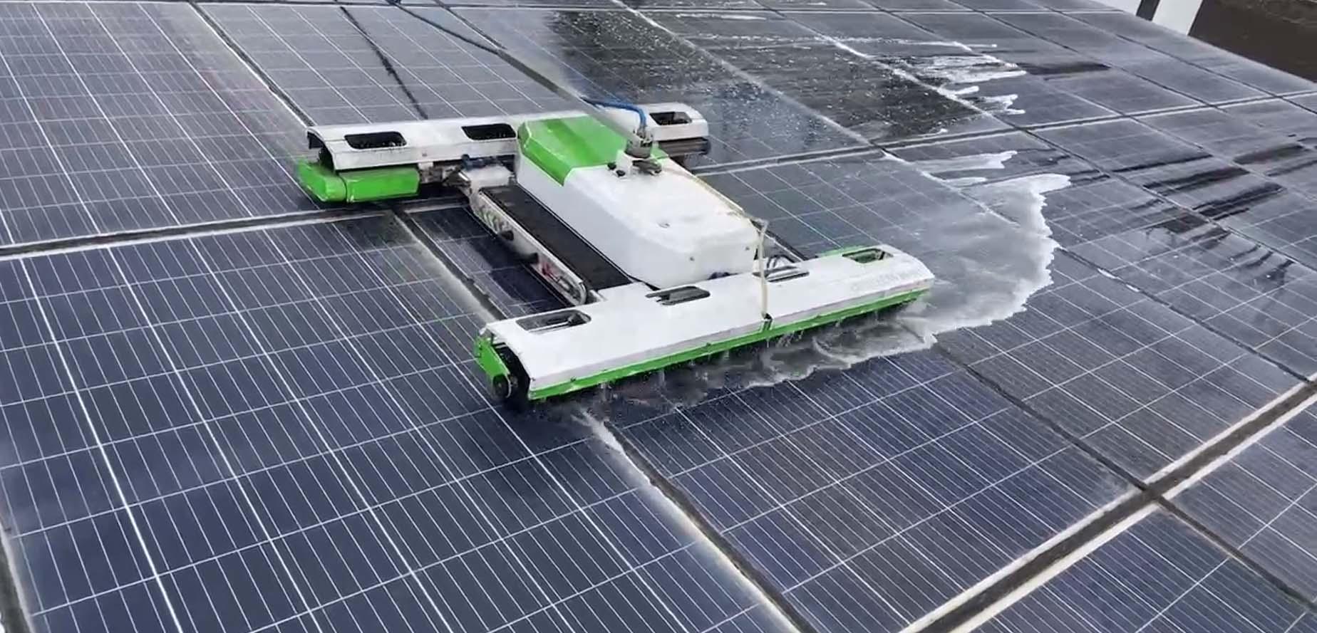易维光伏清洗机器人工作场景