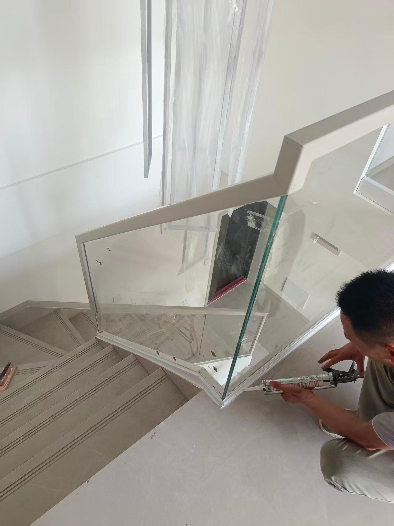 不锈钢玻璃栏杆安装案例