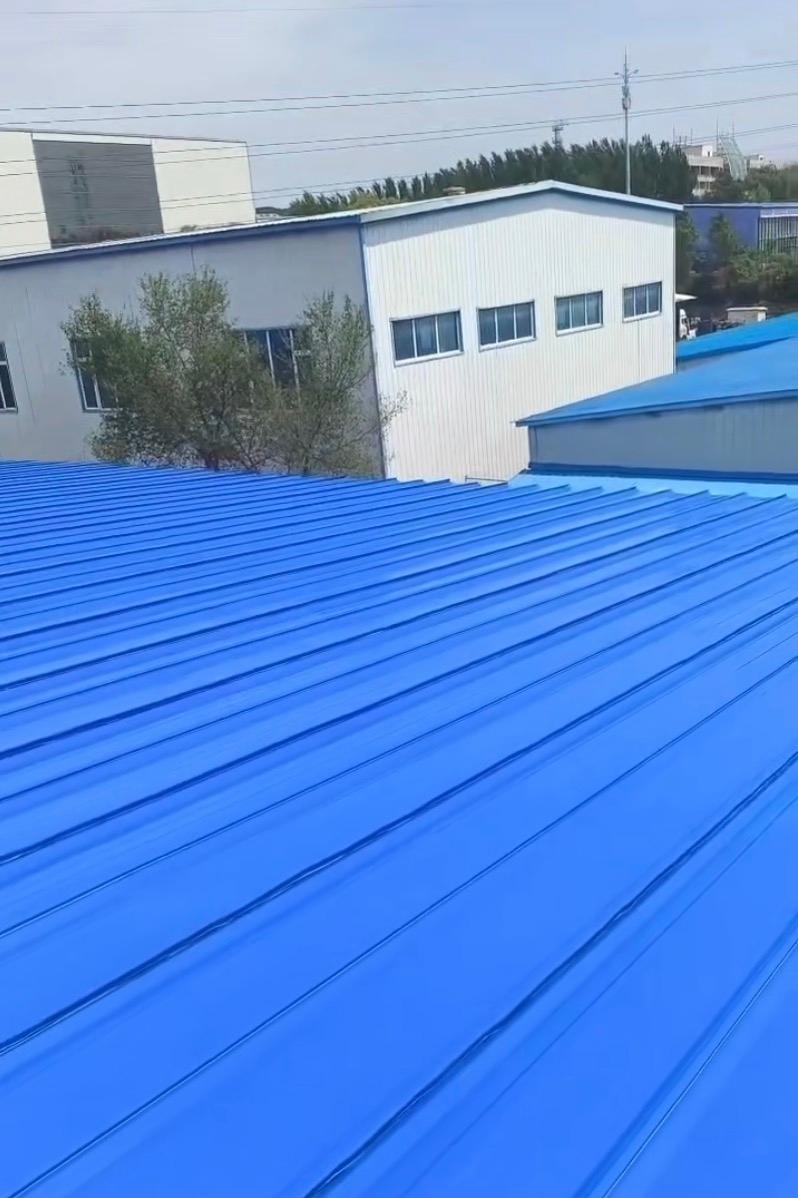 展博环保彩钢瓦喷漆施工现场