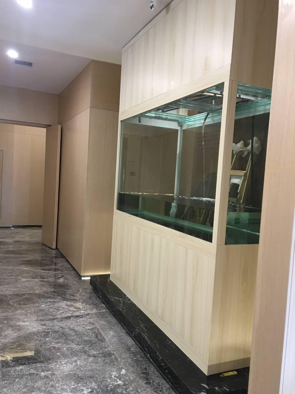 嵌入式超白鱼缸加工现场