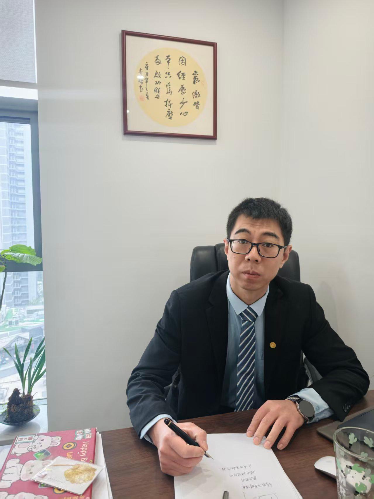 张惠杰律师与客户沟通
