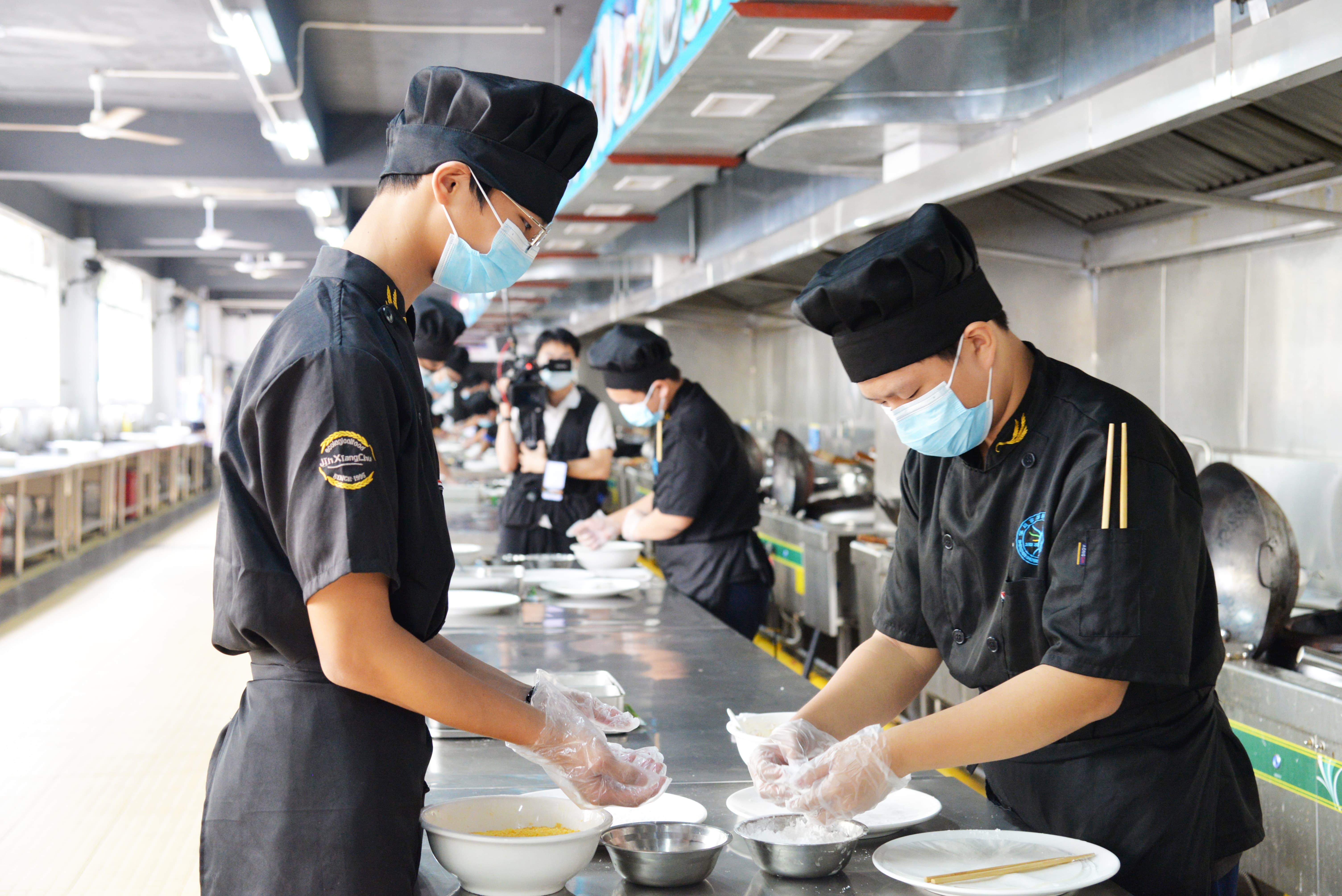 深科技工学校实训课堂场景