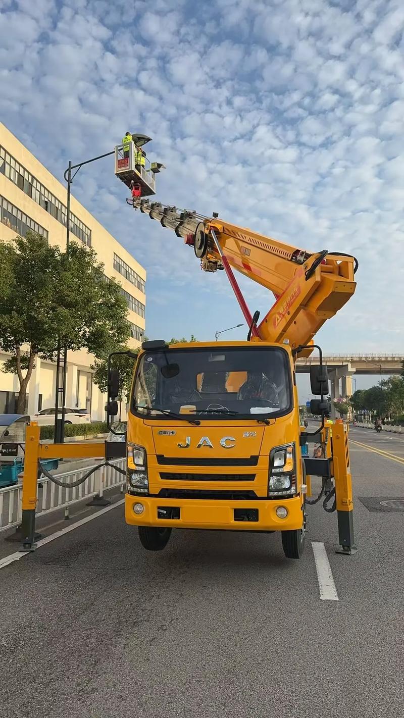 嘉兴工厂搬迁设备吊装现场
