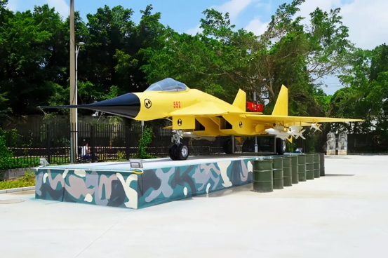 学员参与低空拓展训练