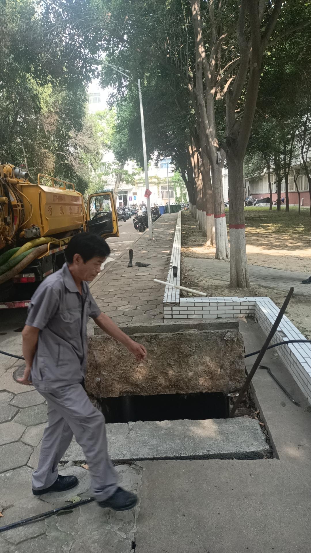 快顺清洁高压清洗车作业