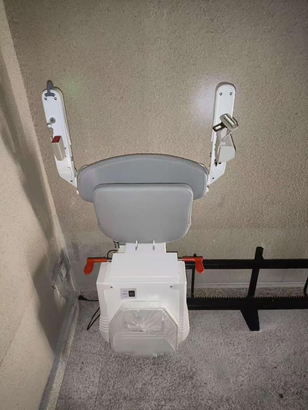 座椅电梯使用场景