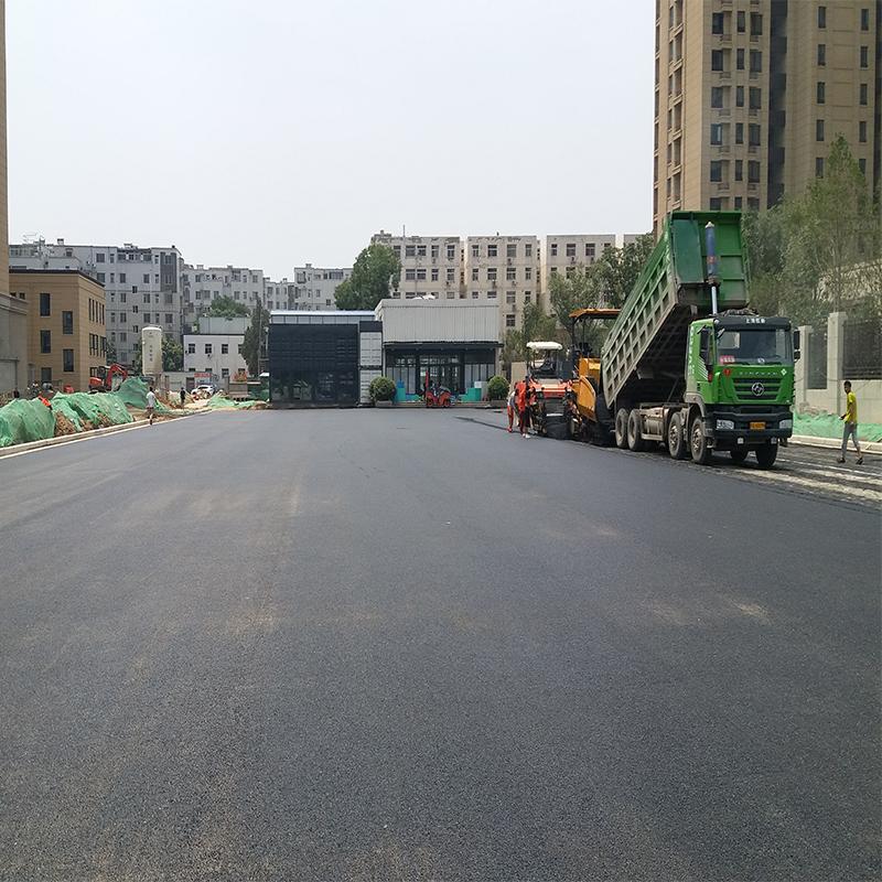 透水沥青路面施工场景示意