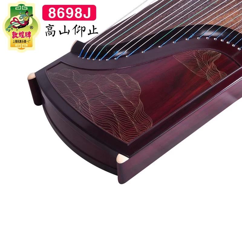 维修技师正在调试古筝