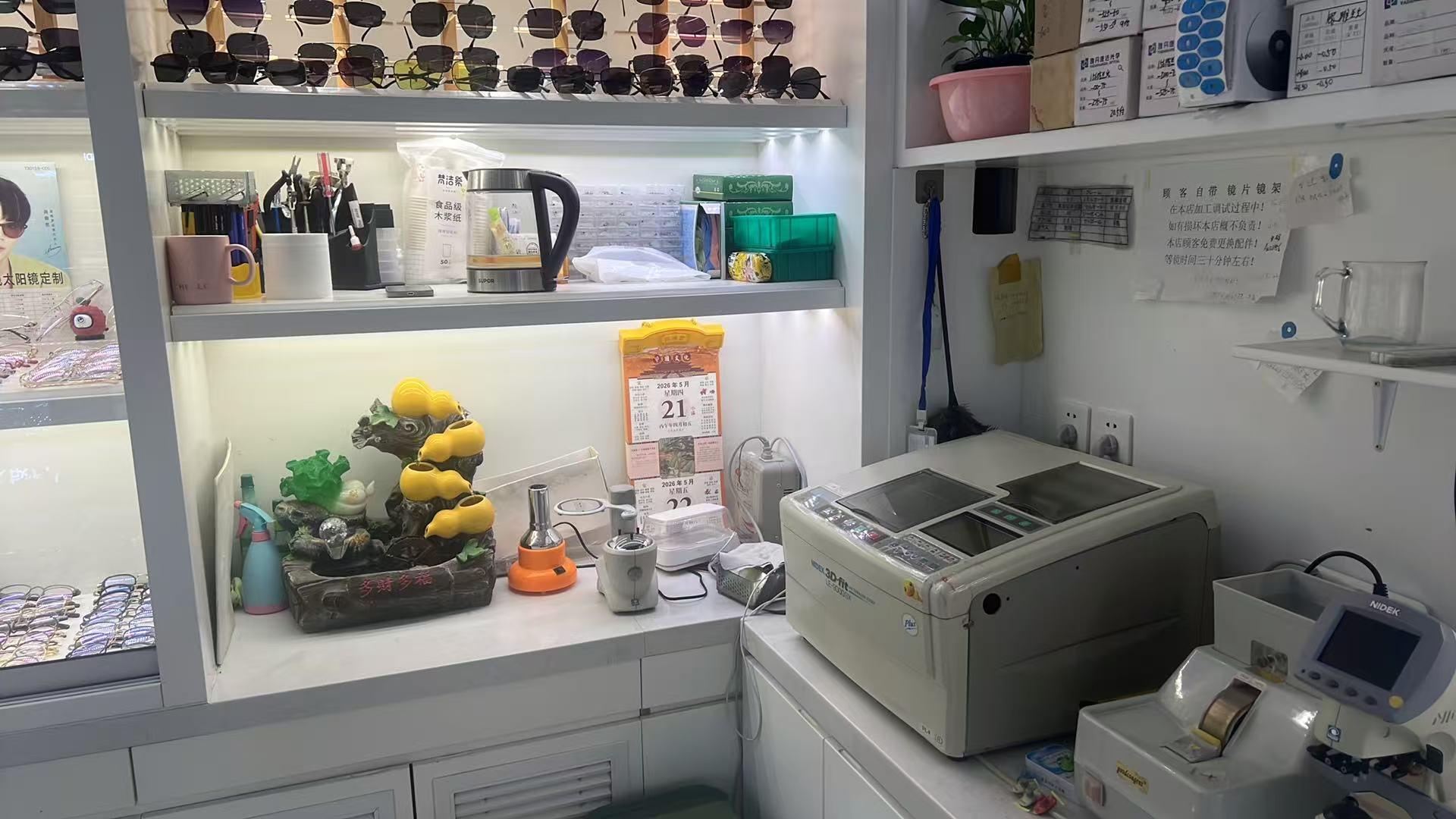 配镜设备与验光场景