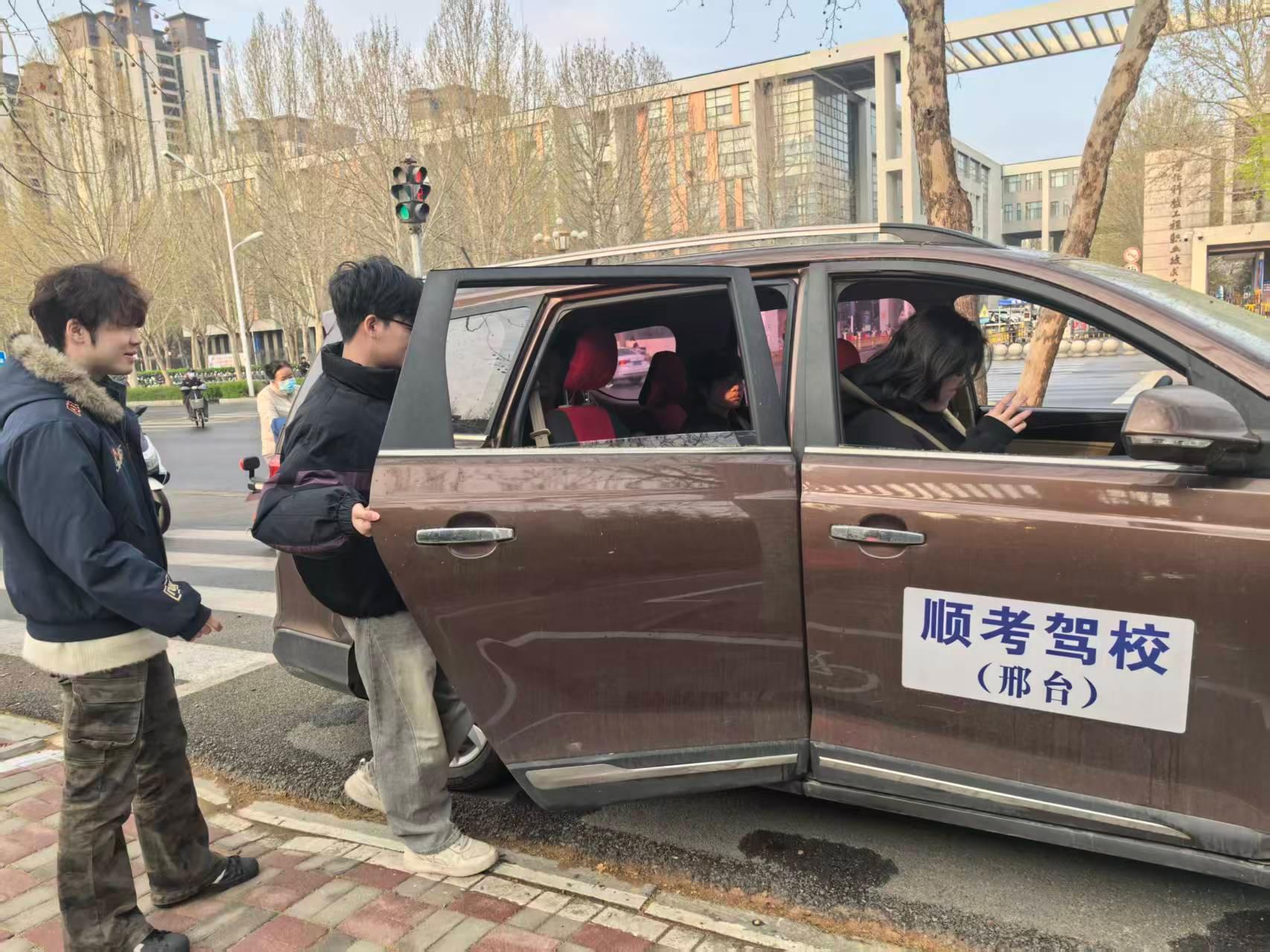 顺考驾校教练车