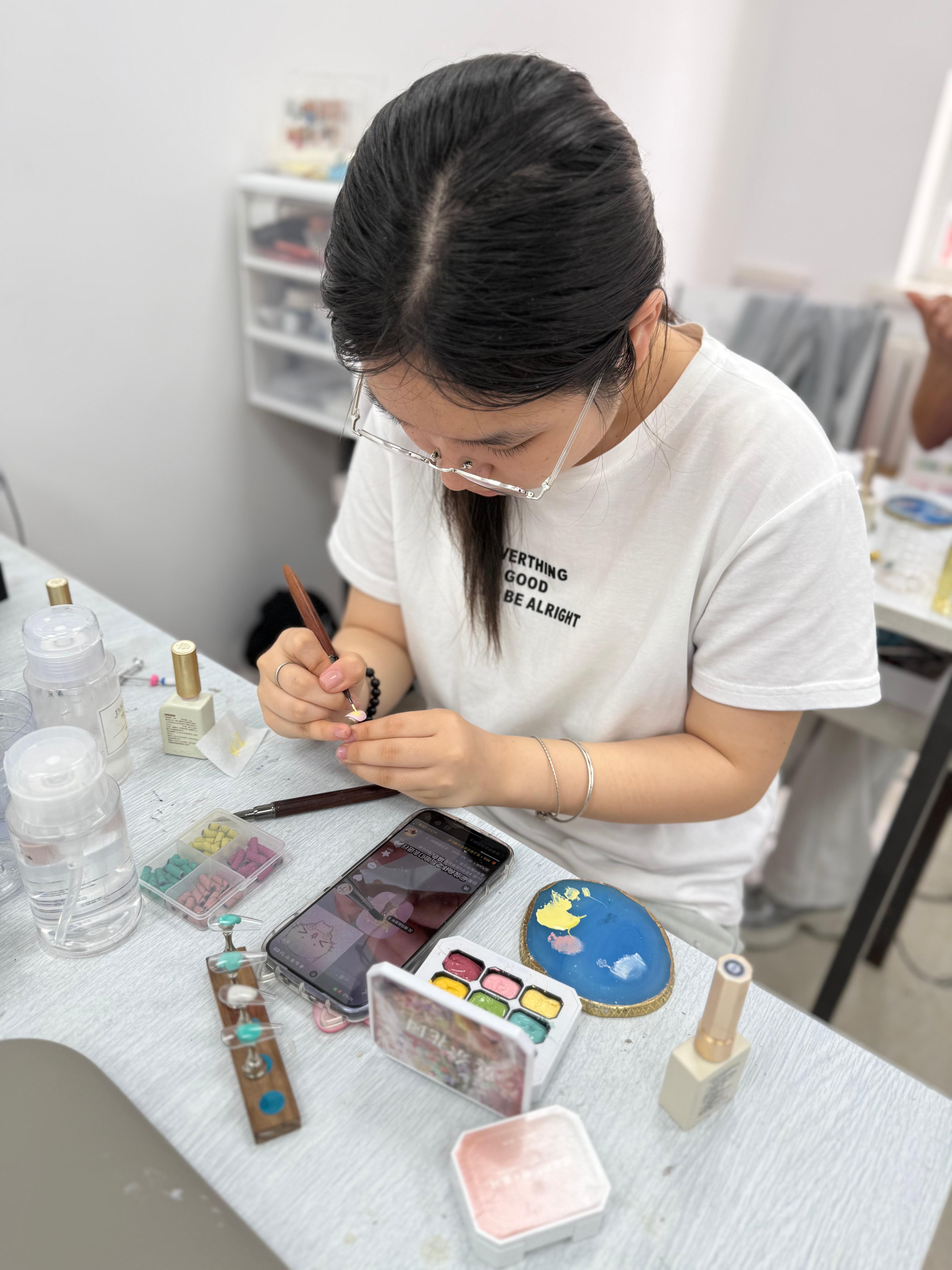 盘锦学美甲机构教学场景