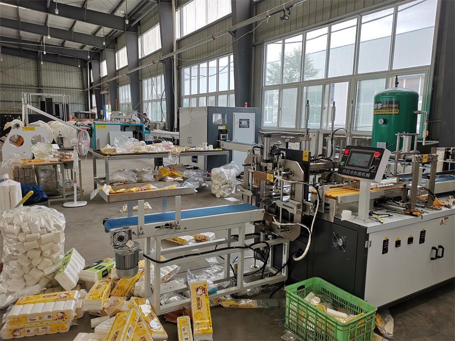 全自动餐巾纸机工作现场
