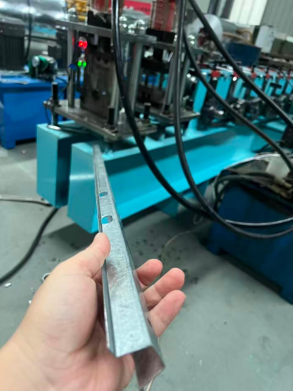 几字形成型机现场作业图