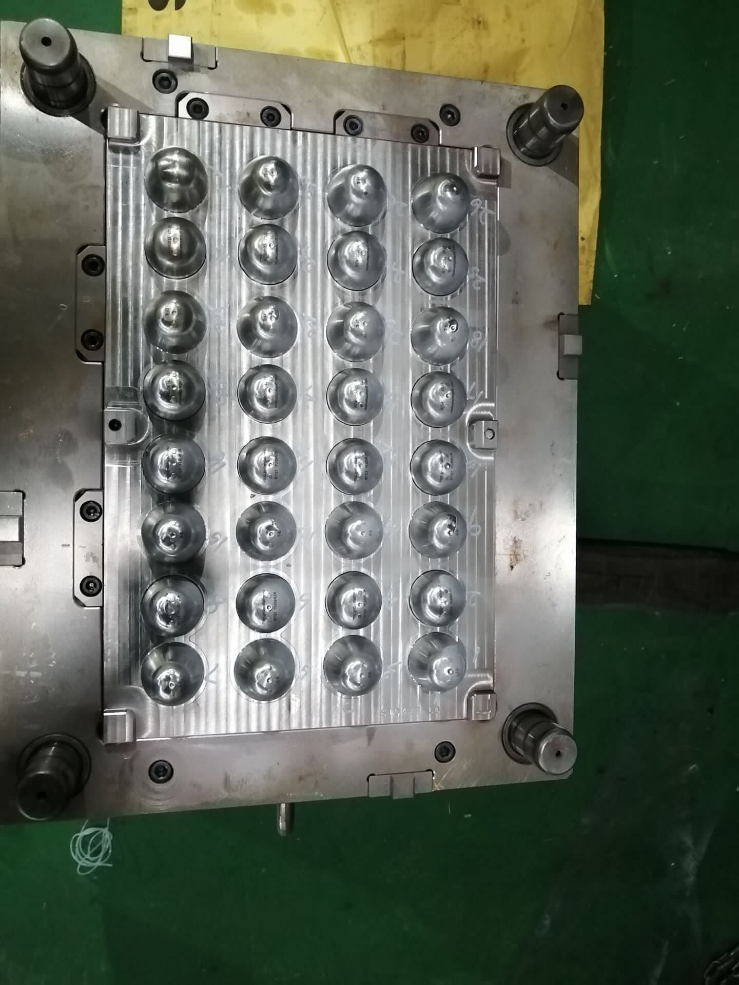 精密塑胶模具生产检测场景