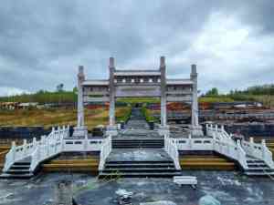 2026年石牌坊源头厂家解析:曲阳双福园林雕塑,专业定做乡村景区石牌楼