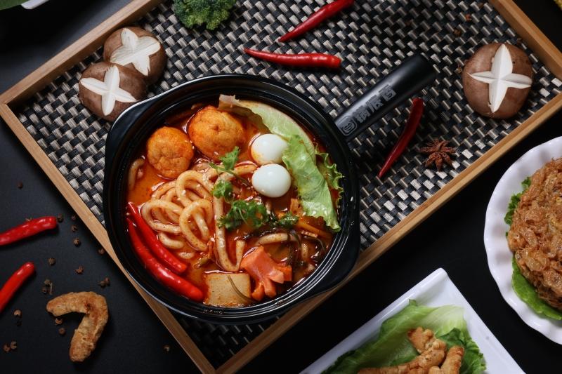 砂锅土豆粉制作过程