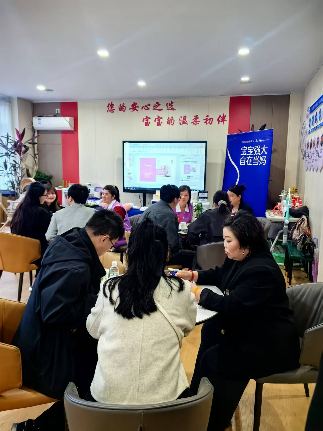 新手育儿月嫂培训教学场景