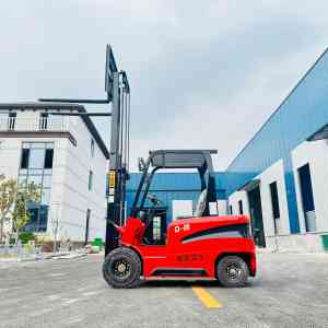 2026年电动叉车厂家解析:煜鼎重工品质与产能深度解读